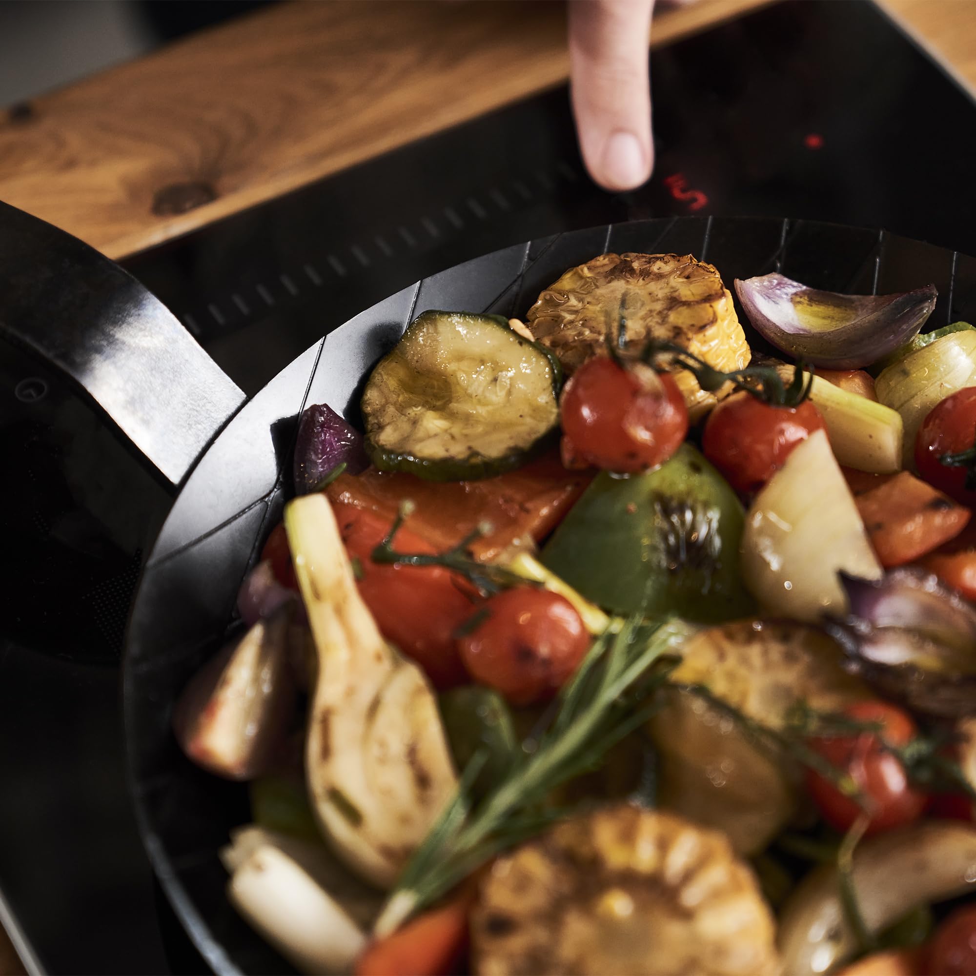 ZWILLING Forged 11-inch Carbon Steel Fry Pan - Image 4